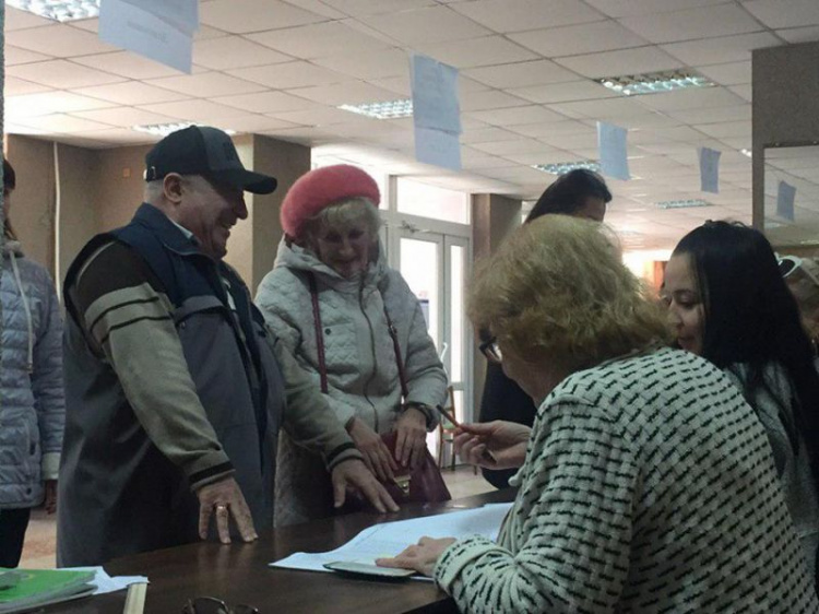 В Кривом Роге на своем избирательном участке проголосовали родители Владимира Зеленского (фотофакт)