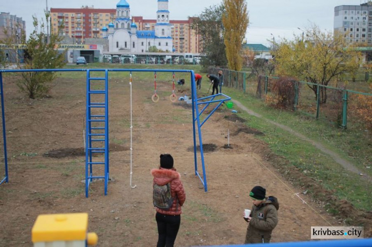 Жители микрорайонов Восточный-2,3 в Кривом Роге вышли на субботник (ФОТОРЕПОРТАЖ)