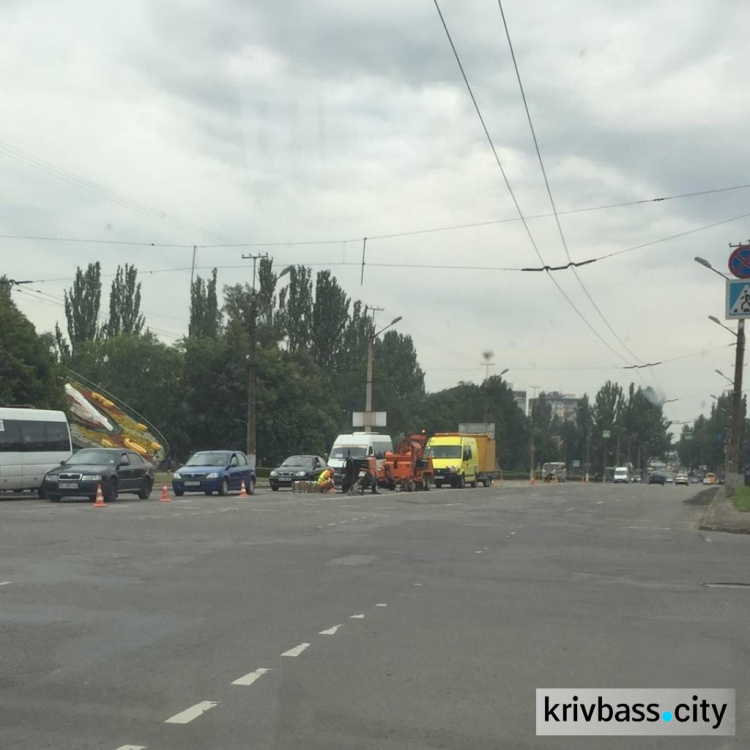 В Кривом Роге ведется ремонт асфальтного покрытия центральных улиц (ФОТО)