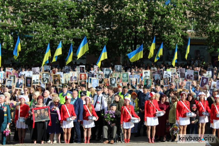 Торжественное шествие, митинг-реквием и шары с надписью «С Днем Победы!» увидели сегодня жители Кривого Рога (ФОТО)