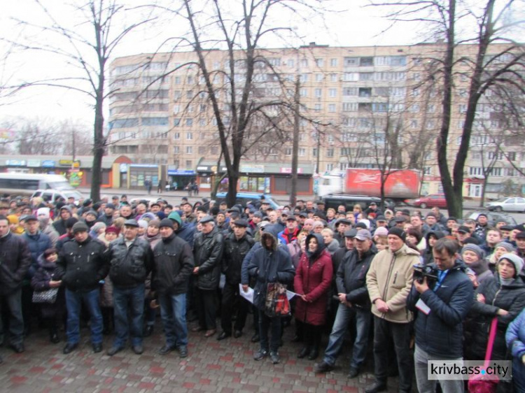 Крики, возмущения и переживания: в Кривом Роге митинговали сотрудники Кривбасспромводоснабжения