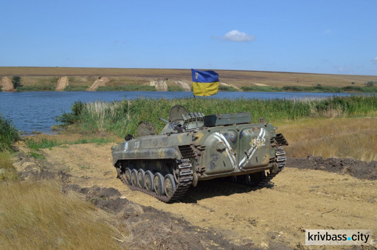  БМП и танки воды не боятся - доказано танкистами 17-й танковой бригады Кривого Рога (ФОТО)