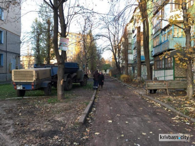 В Кривом Роге продолжают приводить в порядок межквартальные дороги (ФОТО)