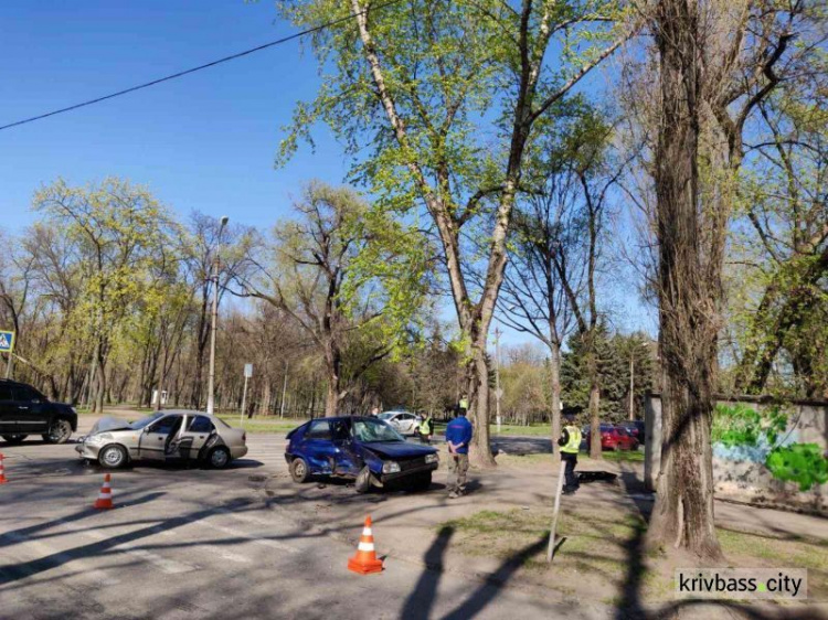 В Кривом Роге на перекрёстке столкнулись две машины: пострадала женщина