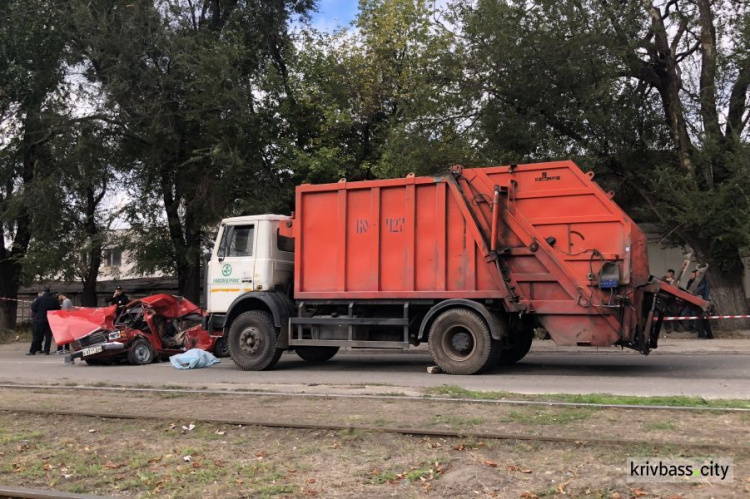 Смертельная авария в Кривом Роге: мусоровоз протаранил легковушку (ФОТО)