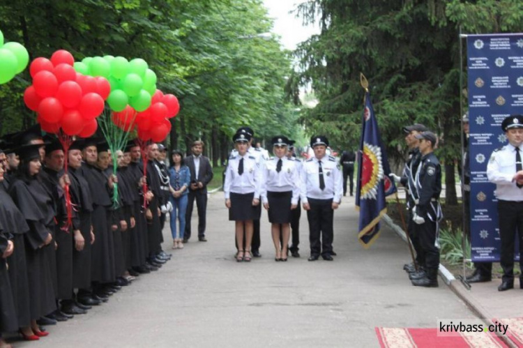 В Кривом Роге состоялся торжественный выпуск бакалавров ДЮИ (ФОТОФАКТ)