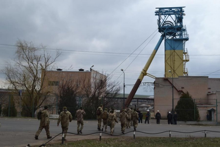 Подземный джаз: военнослужащие из Кривого Рога спустились в шахту послушать музыку (фото)