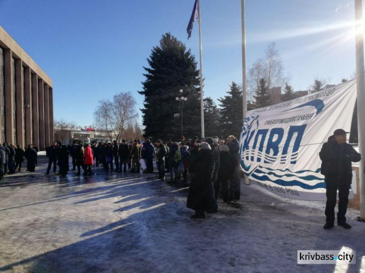 Сотрудники КПВС в Кривом Роге митингуют под стенами горисполкома (обновлено) (ВИДЕО, ФОТО)