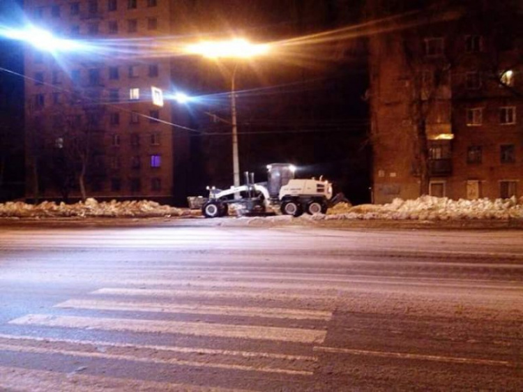 В Кривом Роге продолжается борьба на дорогах с последствиями стихии (ФОТО)