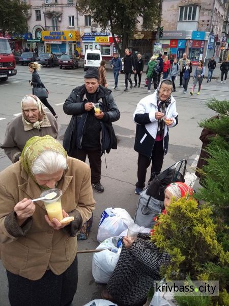 В центре Кривого Рога разбили палатки и бесплатно раздавали еду (ФОТО)