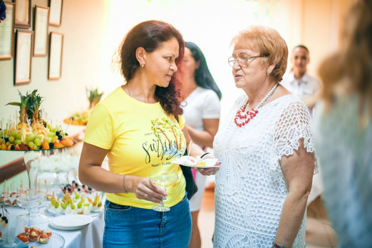 В Кривом Роге отчетом и шампанским завершила работу приемная нардепа Усова