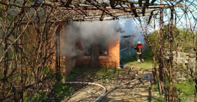 В Кривом Роге пожар оставил горожан без крыши над головой (фото)