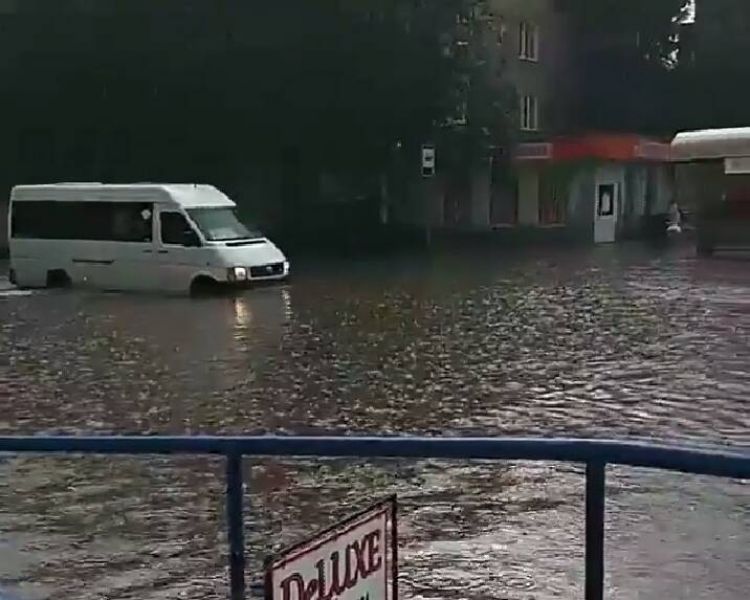 Кривой Рог после дождя превратился в Венецию (фото)