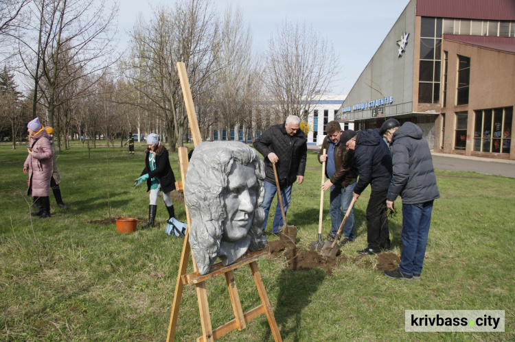 Не цурайся, то твоя земля: у криворізькому сквері висадили липи, вшановуючи пам’ять Кузьми Скрябіна