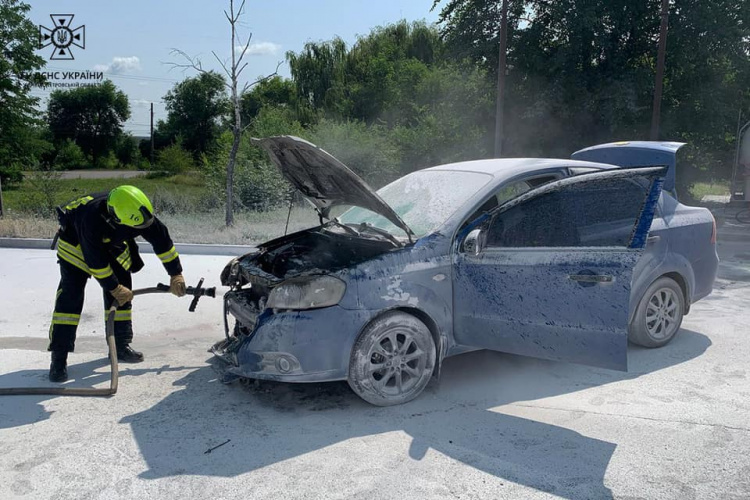 У Кривому Розі горів автомобіль біля АЗС: подробиці від  рятувальників