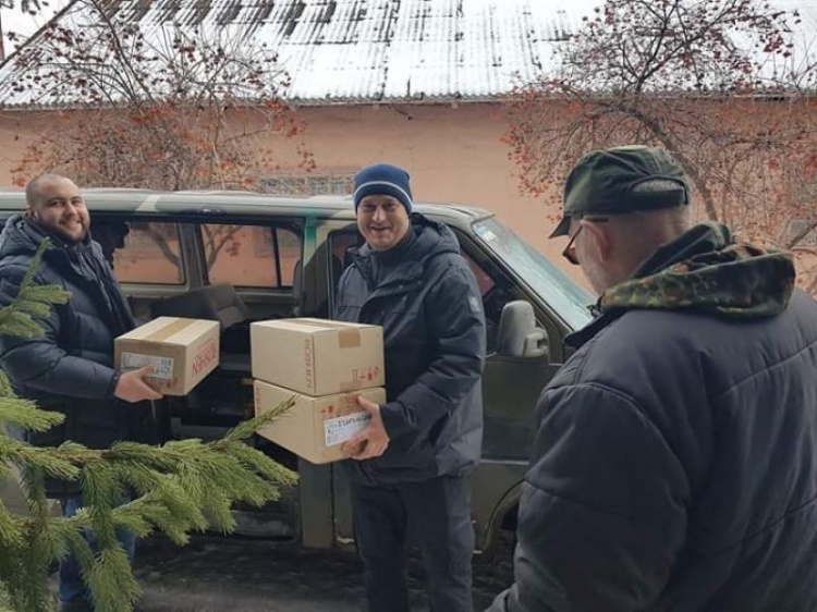 "Чужих детей не бывает!": в Кривом Роге волонтеры с подарками объездили детские дома-интернаты (фото)