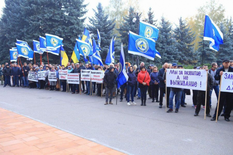 Работники криворожских промпредприятий митинговали против принятия кабального закона №1210 (фото)