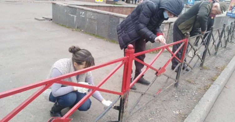 В Кривом Роге "Права молодь" перекрашивает" город в национально-освободительные цвета