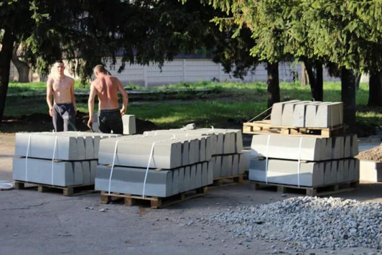 В Криворожском парке "Терновской" продолжается реконструкция (ФОТО)