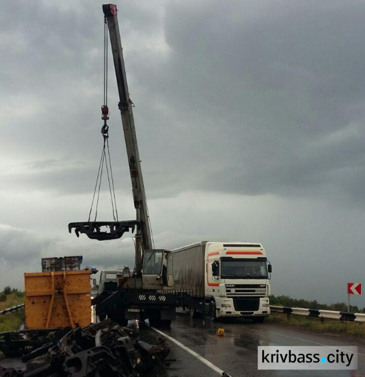 Под Кривым Рогом перевернулась фура, движение транспорта затруднено (ФОТО)