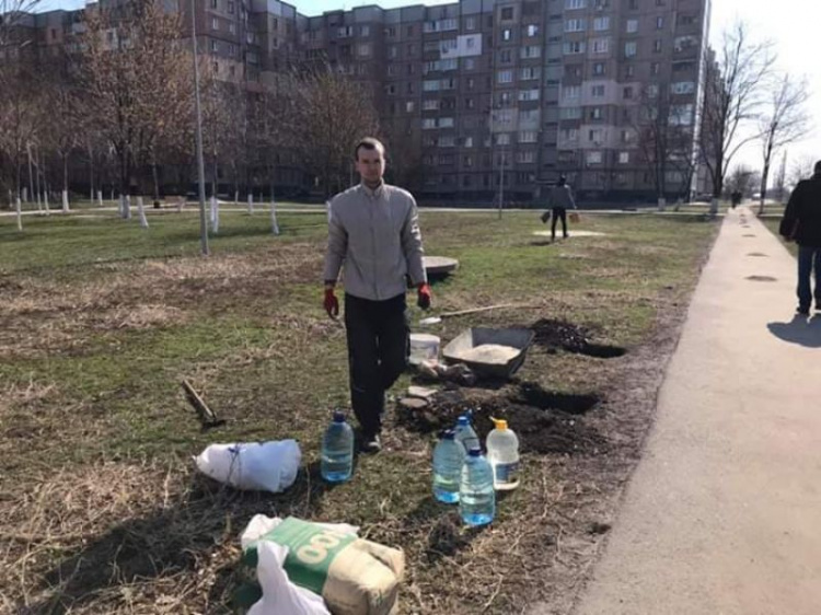 Новые скамейки, молоденькие деревца: в самом активном районе Кривого Рога продолжается благоустройство (фото)