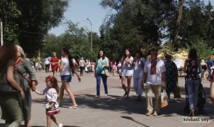 В Центрально-Городском районе криворожан развлекали  «Фотосушкой», флеш-мобом, уличным боулингом и зажигательными танцами (ФОТО)