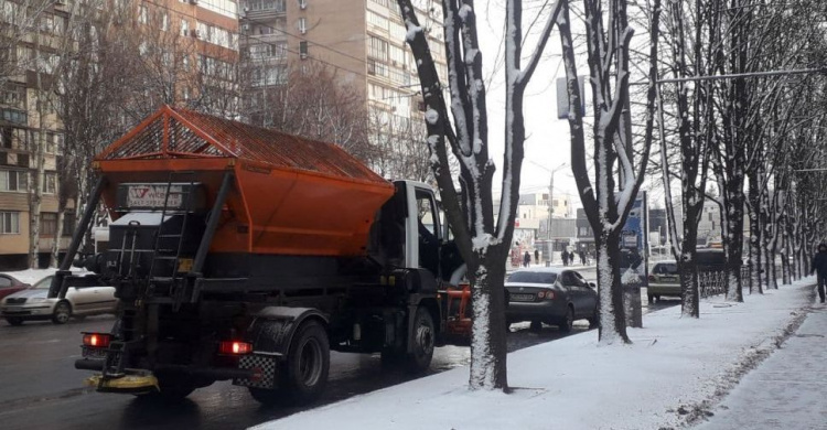 В Кривому Розі в умовах негоди для прибирання снігу виведена спеціалізована техніка - заява