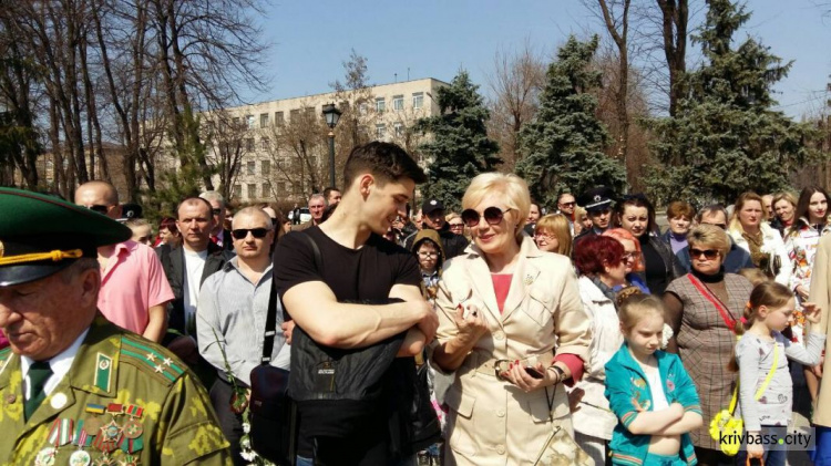 В Кривом Роге прошло торжественное открытие скульптуры (ФОТОРЕПОРТАЖ, ВИДЕО)