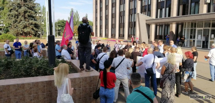 Возле горсовета митинговали криворожские предприниматели