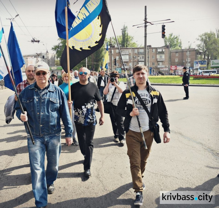 1 мая криворожане вышли на демонстрацию с призывом повысить зарплату (ФОТО)