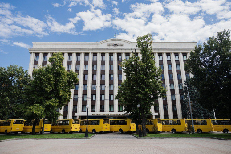 Громади Дніпропетровщини поповнили автопарк шкільних автобусів: подробиці