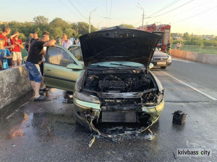 В Покровском районе на мосту горел легковой автомобиль