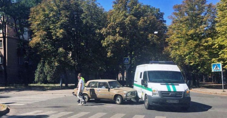 В Кривом Роге на дороге не разминулись инкассаторы и автомобиль «ВАЗ» (ФОТО)