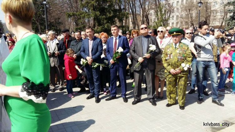 В Кривом Роге прошло торжественное открытие скульптуры (ФОТОРЕПОРТАЖ, ВИДЕО)