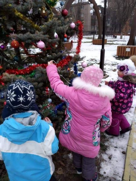 Жители одного из районов Кривого Рога самостоятельно украсили елку (фото)