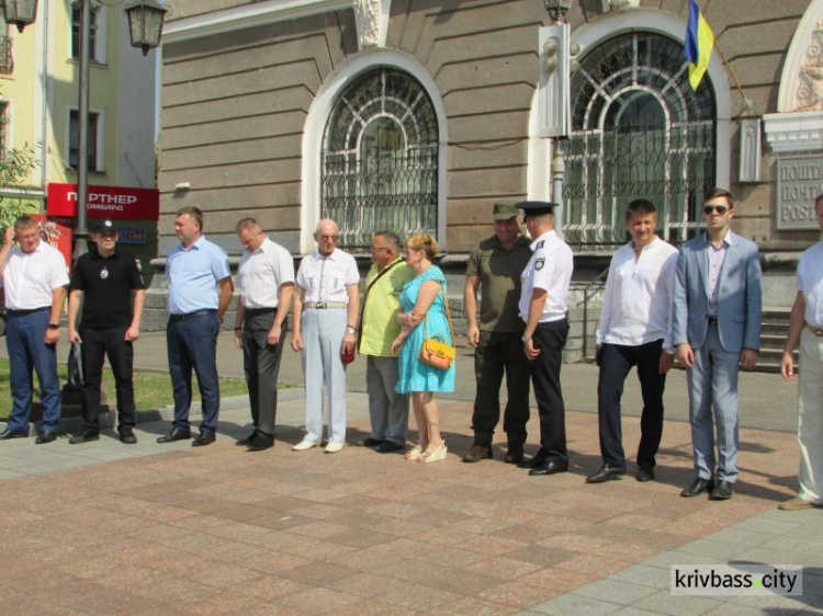 В Кривом Роге в День Государственного Флага состоялось мероприятие возле памятника Тарасу Шевченко (фото)