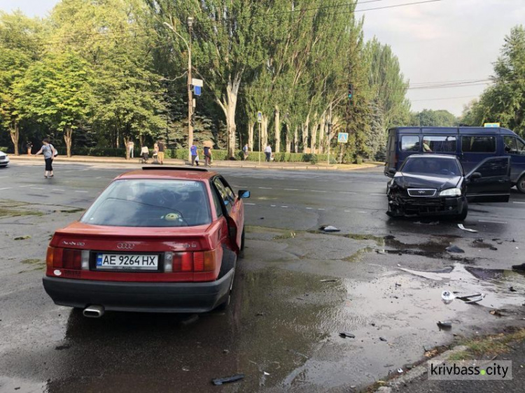 В результате аварии в Кривом Роге пострадали двое несовершеннолетних пассажиров (ФОТО)