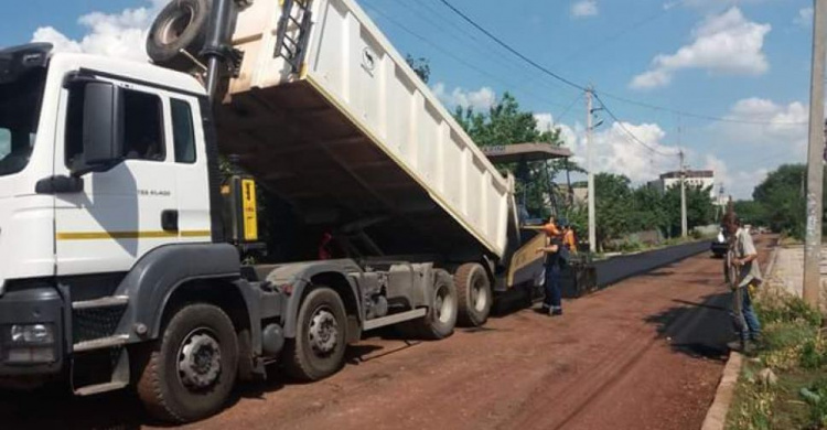 В одном из районов Кривого Рога во дворах жилых домов продолжают асфальтировать улицы (ФОТОФАКТ)