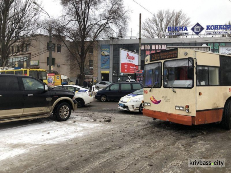 В центре Кривого Рога иномарка «подрезала» троллейбус и спровоцировала пробки (ФОТО)