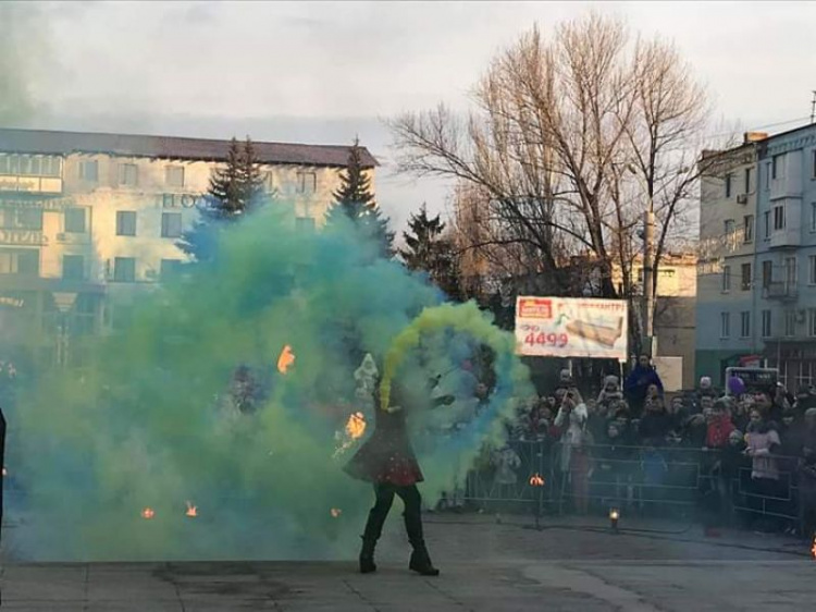 Сжигание чучела, конкурсы, шоу-программа: в Покровском районе Кривого Рога вкусно и интересно отпраздновали Масленицу  (фото)