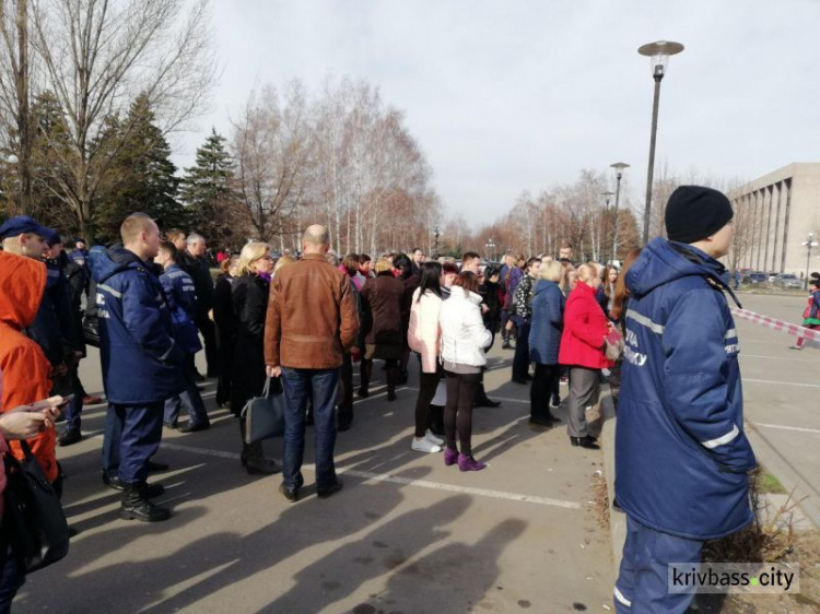 В Кривом Роге прошли учения: спасатели эвакуировали людей из торгово-развлекательного центра (ФОТО)