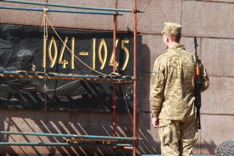 В Кривом Роге началась реставрация мемориального комплекса и братской могилы (ФОТО)