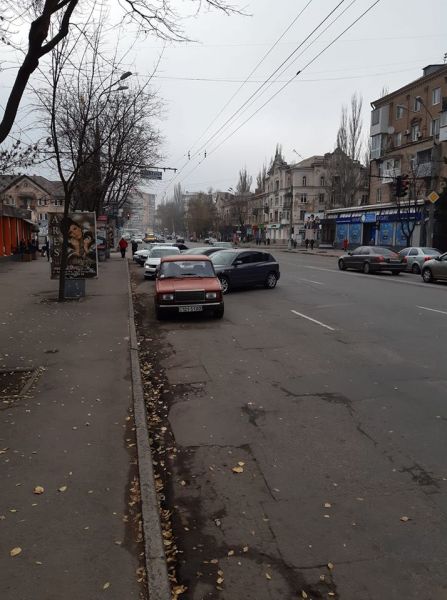 Мольбами активистов: в Кривом Роге водителей штрафуют за неправильную парковку (фото)