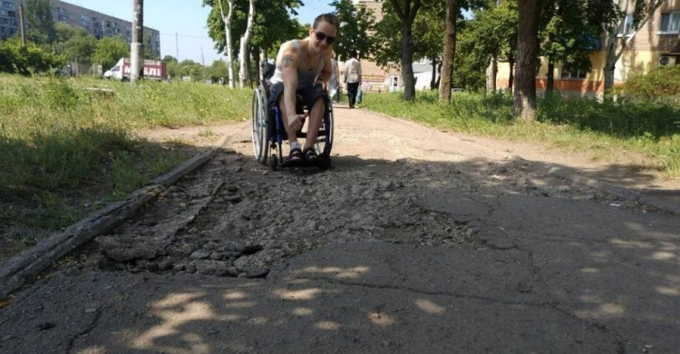 #ТротуарНеКратер: в Кривом Роге активисты "Руху без меж" инициировали флешмоб