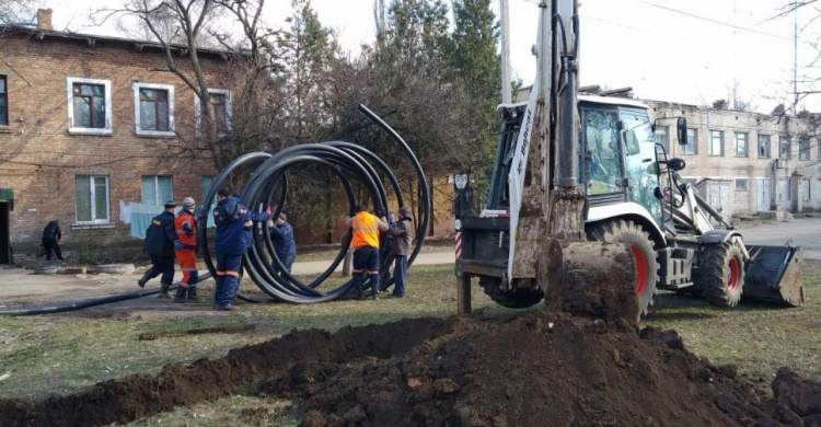 В Кривом Роге продолжается работа по замене труб городского водопровода