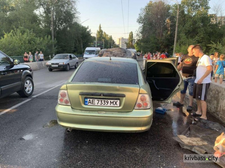 В Покровском районе на мосту горел легковой автомобиль