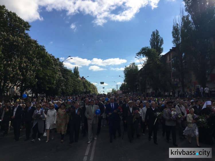 Торжественное шествие, митинг-реквием и шары с надписью «С Днем Победы!» увидели сегодня жители Кривого Рога (ФОТО)