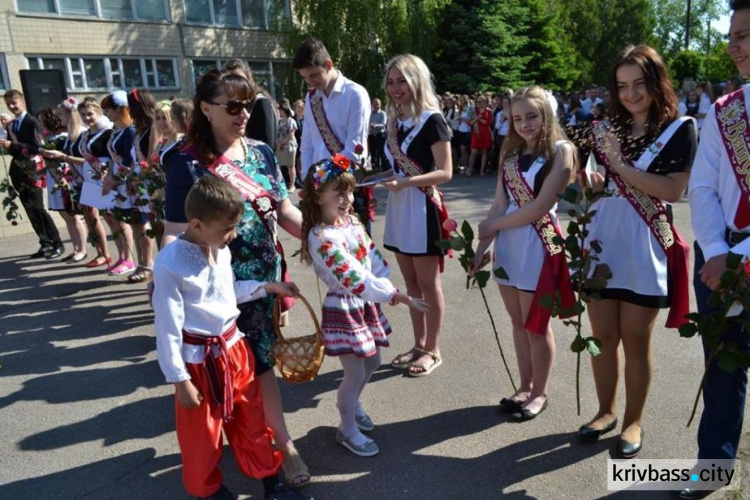 В Кривом Роге последний звонок прозвучал для 3145 выпускников  (ОБНОВЛЕНО)