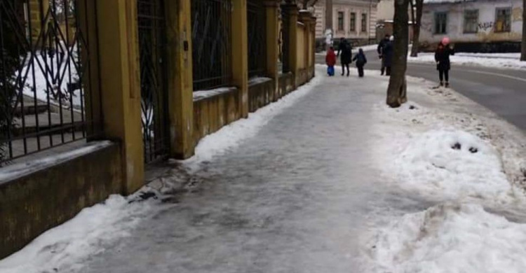 В Кривом Роге жители возмущены пешеходными дорожками, которые превратились в каток (фото)