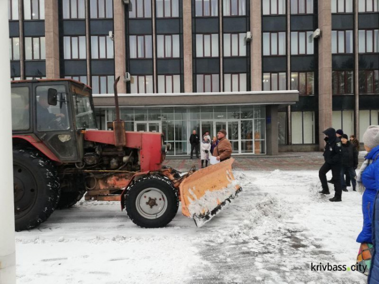 Ситуация накаляется: в Кривом Роге митингующих у стен горисполкома хотели счистить трактором (фото, видео)